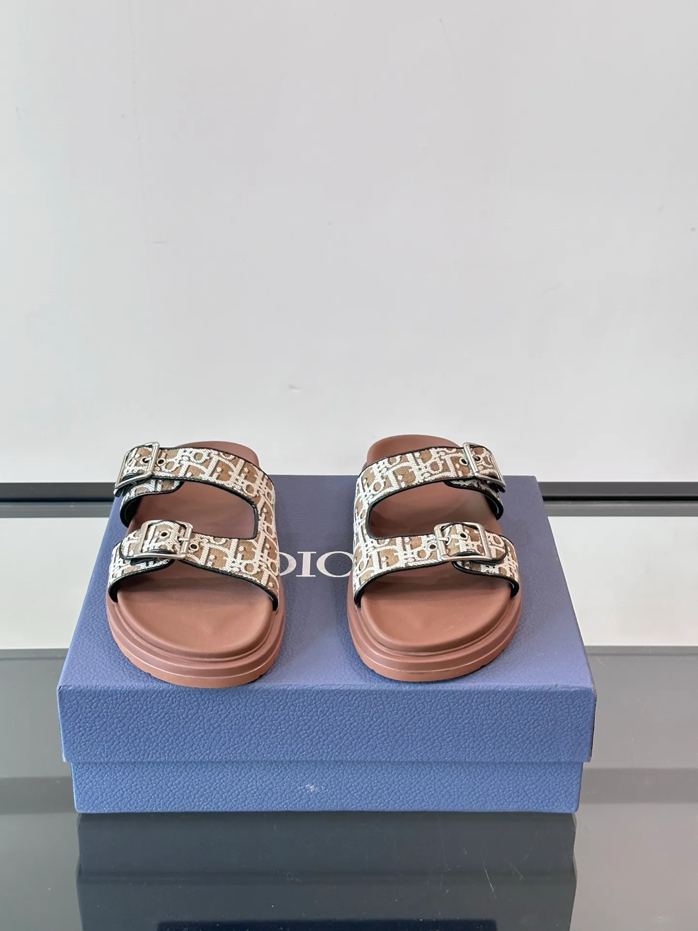 Factory price: 300💰Dior Aqua men's sandals and slippers. Showcasing Dior haute couture design. The Dior gray suede strap is accented with an aluminum Dior buckle for added style. Paired with a comfortable tonal notch sole, they pair easily with shorts or jeans for a sophisticated look. Main body: suede cow leather, technical fabric lining: cow leather, with adjustable straps, aluminum Dior buckle, Dior gray EVA insole, tonal notch rubber outsole splicing structure👌👌 size: 38-44 (45.46 customized)